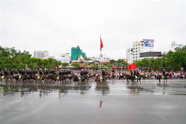 Đoàn Quân nhạc và Đoàn Kỵ binh CAND biểu diễn ấn tượng, thu hút đông đảo người dân thành phố đến cổ vũ