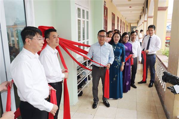 Trường THCS Chu Văn An (phường Gia Viên) gắn biển công trình “Phòng học chuyển đổi số”