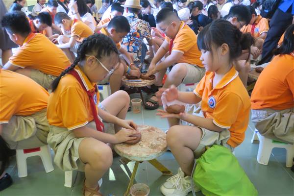 Gần 150 em học sinh tham gia trải nghiệm “Lời thì thầm của đất” tại Bảo tàng Hải Phòng