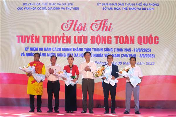 Đông đảo Nhân dân phường An Dương thưởng thức chương trình lưu diễn Hội thi Tuyên truyền lưu động toàn quốc 2025