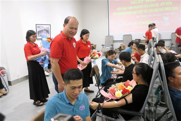 Hàng trăm cán bộ, hội viên, tình nguyện viên chữ thập đỏ thành phố tham gia Ngày hội hiến máu tình nguyện năm 2025