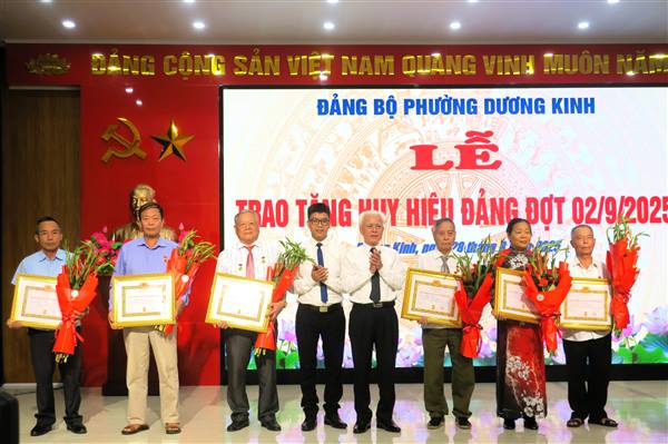 Trao tặng Huy hiệu Đảng đợt 2/9/2025 cho 17 đảng viên thuộc Đảng bộ phường Dương Kinh