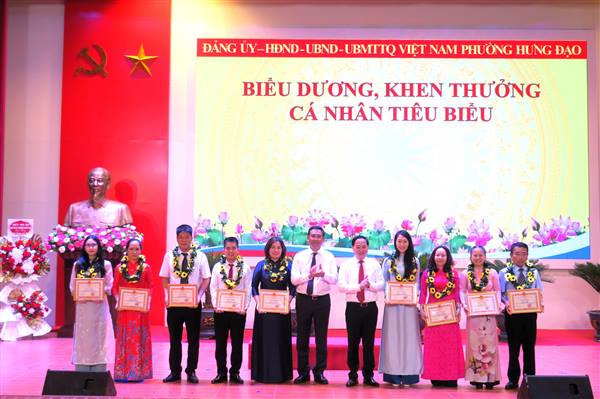 Phường Hưng Đạo trao tặng Huy hiệu Đảng Đợt 2/9 và biểu dương các điển hình tiên tiến