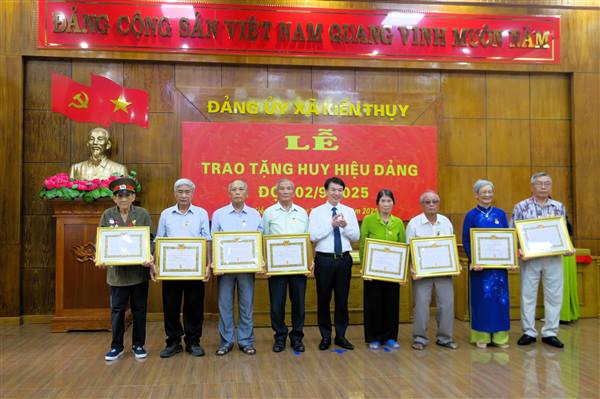 45 đồng chí đảng viên Đảng bộ xã Kiến Thụy được trao tặng, truy tặng Huy hiệu Đảng Đợt 02/9/2025
