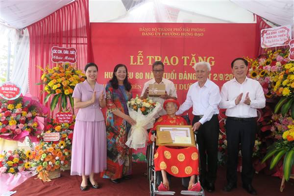 Đảng ủy phường Hưng Đạo trao tặng Huy hiệu 80 năm tuổi Đảng cho đảng viên Phạm Thị Dưỡng (100 tuổi)