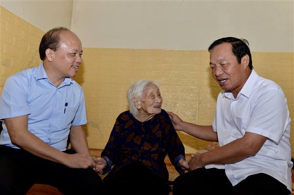 Đồng chí Lê Văn Hiệu, Phó Bí thư Thành uỷ thăm, tặng quà Mẹ Việt Nam Anh hùng nhân Kỷ niệm 80 năm Cách mạng tháng Tám và Quốc khánh 2/9