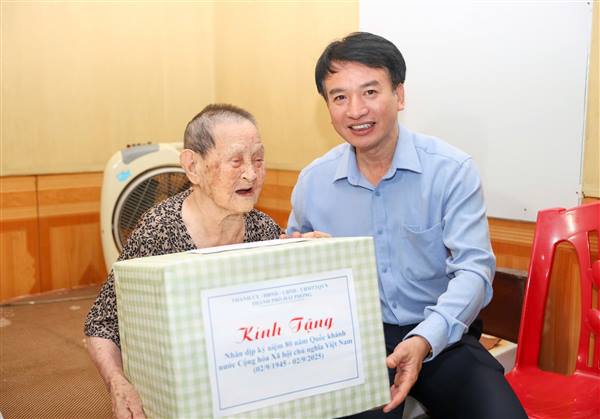  Phó Chủ tịch Thường trực Ủy ban MTTQ Việt Nam thành phố tri ân Mẹ Việt Nam Anh hùng nhân dịp Kỷ niệm 80 năm Quốc khánh 2/9