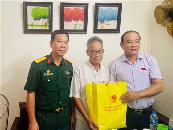 Phó Trưởng Đoàn Đại biểu Quốc hội chuyên trách thành phố Lã Thanh Tân thăm, tặng quà nạn nhân chất độc da cam