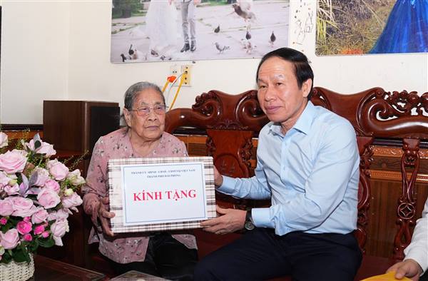 Bí thư Thành ủy Lê Tiến Châu thăm, tặng quà Mẹ Việt Nam anh hùng trên địa bàn phường Trần Hưng Đạo