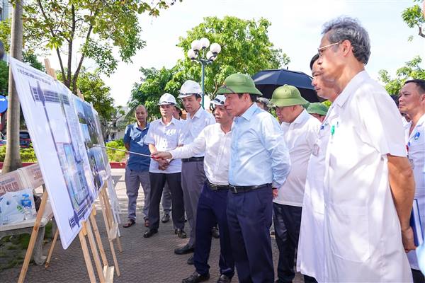 Bí thư Thành ủy Lê Tiến Châu khảo sát thực địa một số dự án tại khu vực phía Tây thành phố