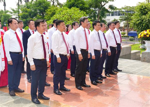 Đảng ủy UBND thành phố dâng hương tưởng niệm các Anh hùng liệt sỹ và đồng chí Nguyễn Đức Cảnh