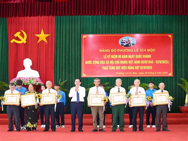 Đảng bộ Phường Lê Ích Mộc trao tặng Huy hiệu Đảng Đợt 02/9/2025 cho 36 đảng viên