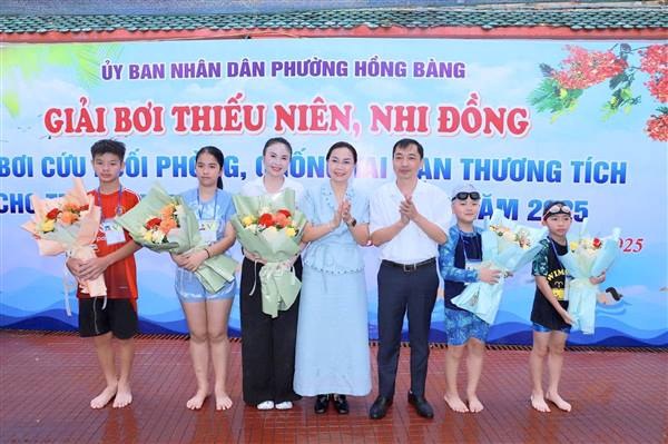 Hơn 100 vận động viên tham gia Giải bơi thiếu niên, nhi đồng và bơi cứu đuối phường Hồng Bàng - Hè năm 2025