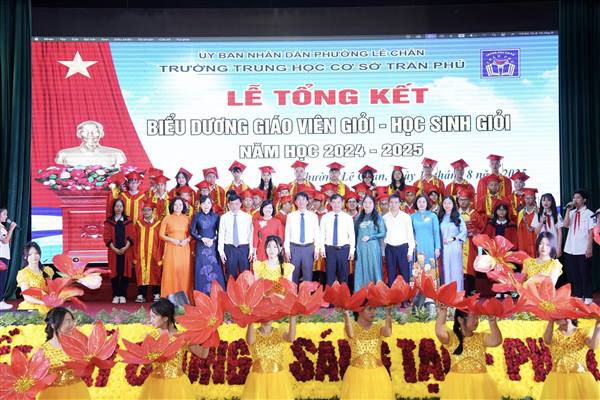 Trường THCS Trần Phú (phường Lê Chân) biểu dương giáo viên giỏi và học sinh giỏi năm học 2024 - 2025