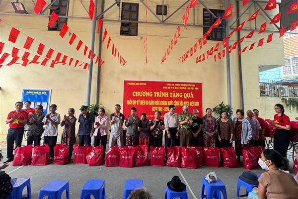 Phường Ngô Quyền tặng quà các hộ dân có hoàn cảnh khó khăn dịp Quốc khánh 2/9