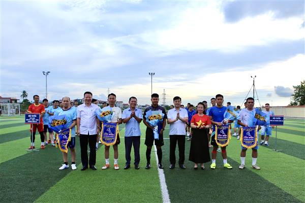 Phường Hồng An: Khai mạc giải Bóng đá Tứ hùng năm 2025 chào mừng thành công Đại hội Đảng bộ phường lần thứ I, nhiệm kỳ 2025 - 2030