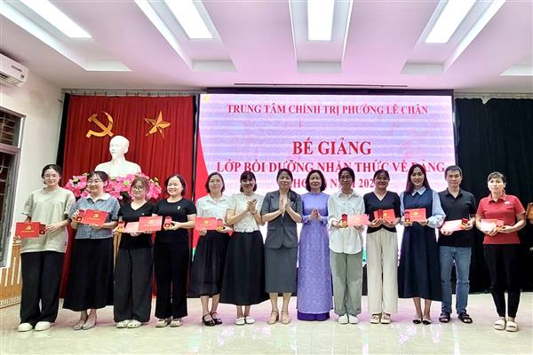 Trung tâm Chính trị phường Lê Chân bế giảng lớp bồi dưỡng nhận thức về Đảng khoá I, năm 2025