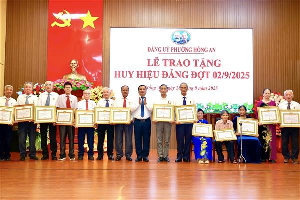Đảng uỷ phường Hồng An: Trao tặng Huy hiệu Đảng đợt 02/9/2025 và công bố Quyết định nâng cấp các Chi bộ trường học thành các Đảng bộ cơ sở