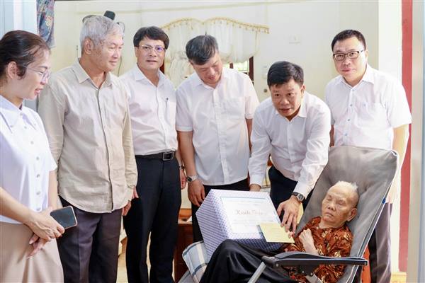 Trưởng Ban Quản lý Khu kinh tế Hải Phòng thăm, tặng quà Mẹ Việt Nam Anh hùng trên địa bàn xã Kiến Hải nhân dịp kỷ niệm 80 năm Quốc khánh 2/9