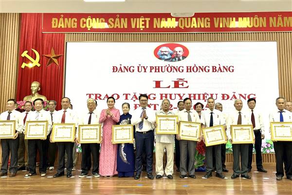 Đảng uỷ phường Hồng Bàng trao tặng Huy hiệu Đảng Đợt 2/9/2025 cho 155 đảng viên