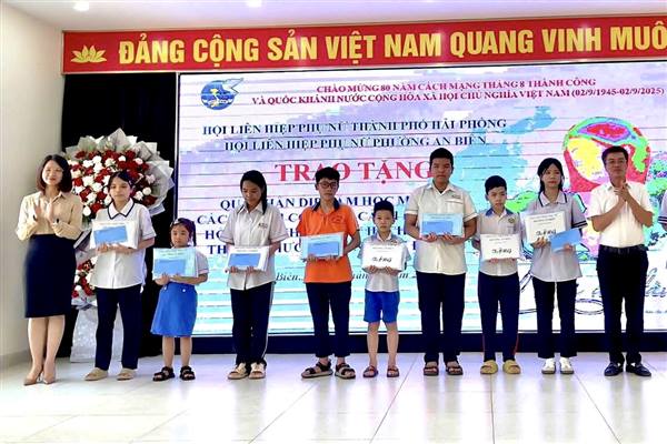 Hội LHPN phường An Biên trao quà cho trẻ em có hoàn cảnh khó khăn nhân dịp năm học mới 2025 - 2026