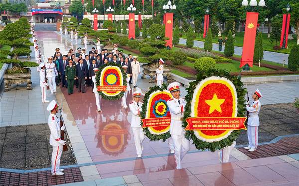 Lãnh đạo thành phố dâng hương tưởng niệm các Anh hùng liệt sỹ và đồng chí Nguyễn Đức Cảnh nhân Kỷ niệm 80 năm Cách mạng Tháng Tám và Quốc khánh 2/9