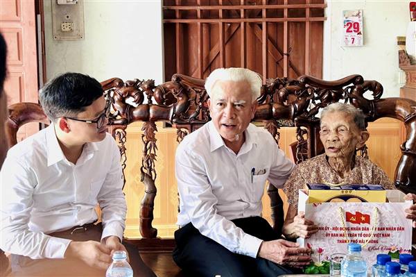 Trưởng Ban Nội chính Thành ủy thăm, tặng quà các Mẹ Việt Nam anh hùng trên địa bàn xã Tiên Lãng nhân dịp Kỷ niệm 80 năm Quốc khánh 2/9