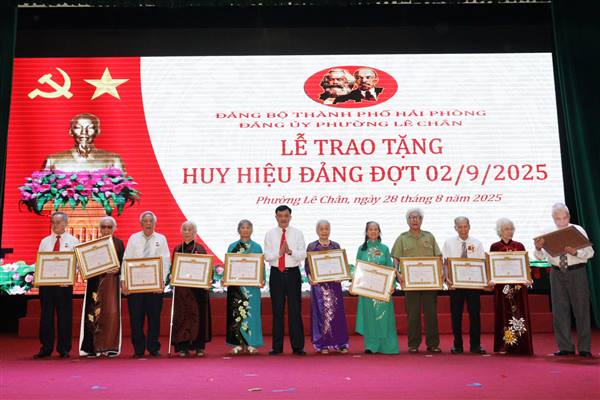 Hơn 200 đảng viên thuộc Đảng bộ phường Lê Chân vinh dự được nhận Huy hiệu Đảng Đợt 2/9/2025