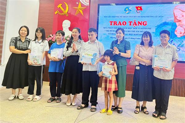 Hội Liên hiệp phụ nữ phường Lê Chân trao kinh phí, quà tặng cho trẻ em có hoàn cảnh đặc biệt khó khăn trong chương trình “Mẹ đỡ đầu”