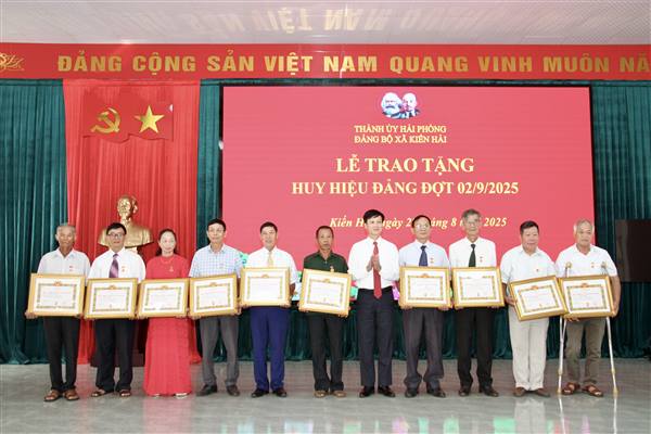 Xã Kiến Hải trao tặng Huy hiệu Đảng Đợt 2/9/2025 cho các đảng viên tiêu biểu