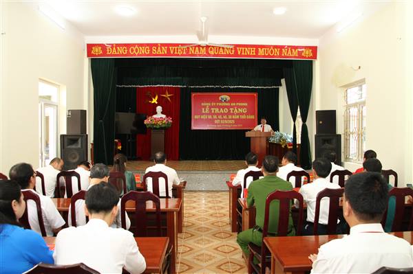 Phường An Phong tổ chức Lễ trao tặng Huy hiệu Đảng và công bố các quyết định trong lĩnh vực giáo dục