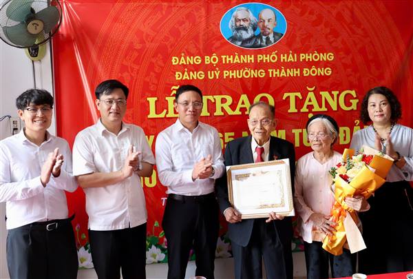 Trao tặng Huy hiệu 65 tuổi Đảng tại nhà riêng cho đảng viên phường Thành Đông