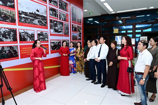 Khai mạc Triển lãm ảnh, tư liệu “80 năm vang mãi bản hùng ca Độc lập” tại Trung tâm Văn hoá Xứ Đông