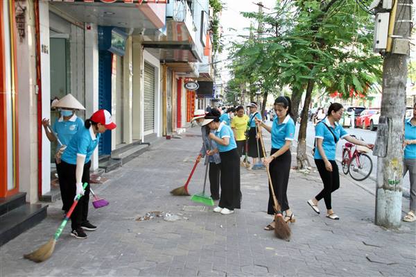 Phường Gia Viên phát động ra quân dọn vệ sinh môi trường, xoá quảng cáo trái phép