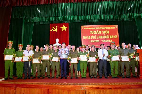 Phường Bạch Đằng lan tỏa phong trào “Toàn dân bảo vệ an ninh Tổ quốc” gắn với xây dựng đô thị văn minh và nâng cao đời sống Nhân dân