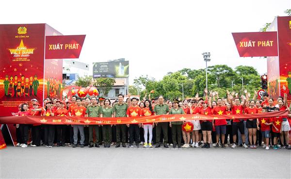 Hơn 5.000 cán bộ, chiến sĩ, người dân thành phố Hải Phòng tham dự Chương trình "Cùng Việt Nam tiến bước"