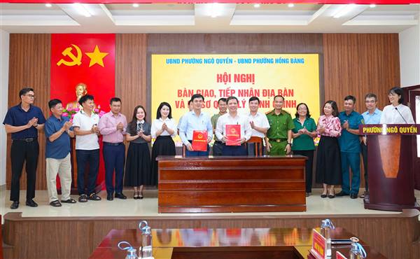 Bàn giao, tiếp nhận địa bàn và hồ sơ quản lý hành chính giữa phường Ngô Quyền và phường Hồng Bàng
