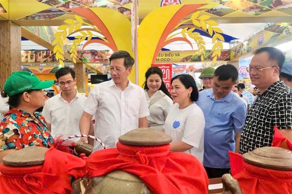 Đảm bảo an toàn, hiệu quả các chuyến xe miễn phí phục vụ Nhân dân tham quan Triển lãm thành tựu Đất nước tại Trung tâm Triển lãm Quốc gia (Đông Anh, Hà Nội)