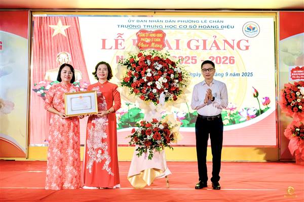 Trường THCS Hoàng Diệu (phường Lê Chân) khai giảng năm học mới 2025 - 2026 và trao tặng thẻ BHYT cho học sinh vượt khó học giỏi