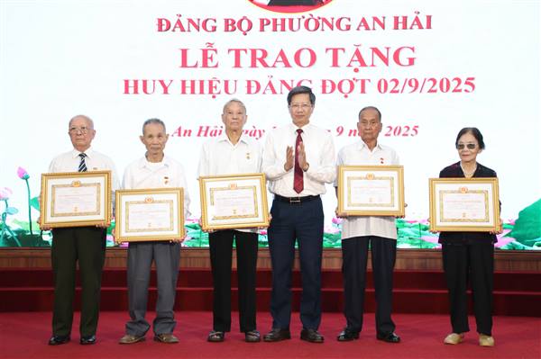 Trao tặng Huy hiệu Đảng Đợt 2/9/2025 cho 60 đảng viên thuộc Đảng bộ phường An Hải
