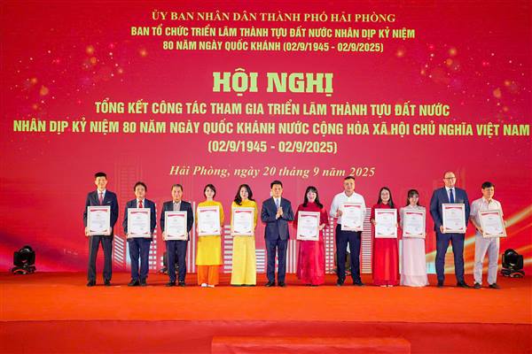 UBND thành phố khen thưởng nhiều doanh nghiệp, tập thể, cá nhân có thành tích xuất sắc tại Triển lãm Thành tựu Đất nước nhân dịp Kỷ niệm 80 năm ngày Quốc khánh 2/9