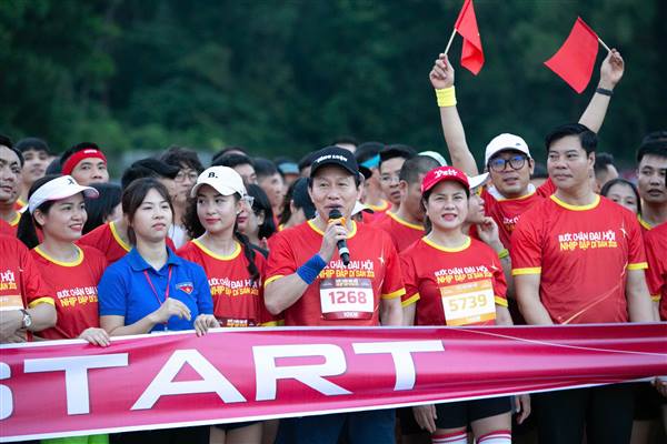 Bí thư Thành ủy Lê Tiến Châu cùng lãnh đạo các Sở, ngành, địa phương tham gia Giải chạy “Bước chân Đại hội – Nhịp đập Di sản 2025” tại Khu Di tích quốc gia đặc biệt Côn Sơn – Kiếp Bạc