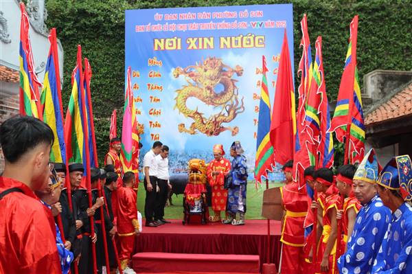 Lễ rước nước Lễ hội Chọi trâu Đồ Sơn: Nghi thức thành kính, trang trọng lưu giữ những nét sinh hoạt tâm linh của người dân miền biển Đồ Sơn
