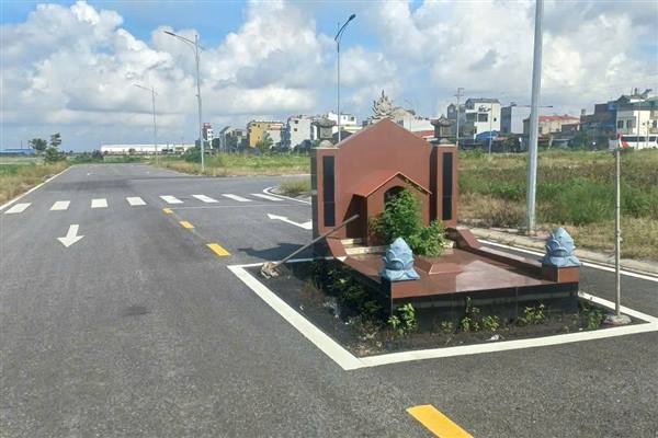 Dừng lưu thông, bảo đảm an toàn giao thông tại khu vực ngôi mộ án ngữ trên đường thuộc Dự án Khu dân cư mới đường 390, xã Hà Tây, Hải Phòng