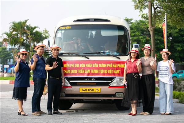 Chủ tịch UBND thành phố chỉ đạo công tác vận hành các chuyến xe miễn phí phục vụ Nhân dân tham quan Triển lãm thành tựu Đất nước