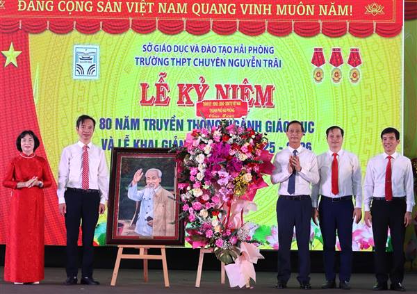 Phó Bí thư Thường trực Thành ủy Đỗ Mạnh Hiến dự Lễ khai giảng năm học mới tại Trường THPT Chuyên Nguyễn Trãi