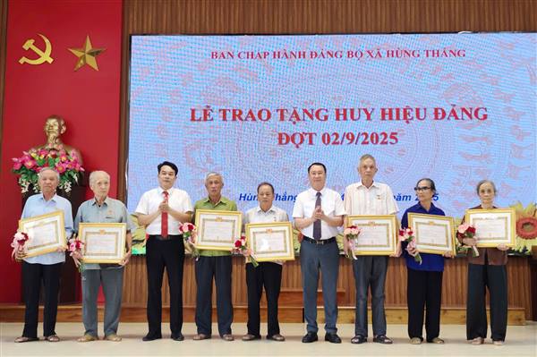 Xã Hùng Thắng: Trao tặng Huy hiệu Đảng cho đảng viên đợt 2/9/2025 và triển khai nhiệm vụ 3 tháng cuối năm 2025