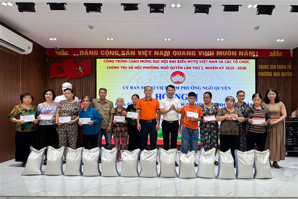 Ủy ban Mặt trận Tổ quốc Việt Nam phường Ngô Quyền trao quà cho phụ nữ có hoàn cảnh khó khăn trên địa bàn