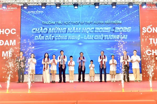 Phó Bí thư Thành ủy, Chủ tịch HĐND thành phố Lê Văn Hiệu dự Lễ khai giảng tại Trường TH, THCS và THPT Alpha Hải Phòng, phường Hưng Đạo