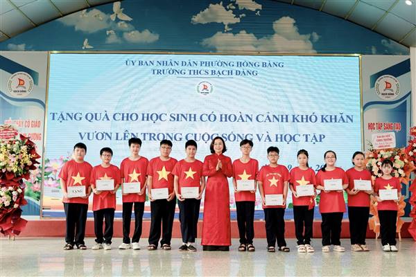 Trường THCS Bạch Đằng (phường Hồng Bàng) khai giảng năm học mới và khen thưởng giáo viên có thành tích cao trong công tác ôn thi vào Lớp 10 THPT năm học 2025 - 2026